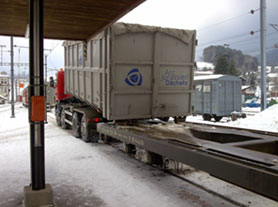 Transfert des déchets du camion sur le train